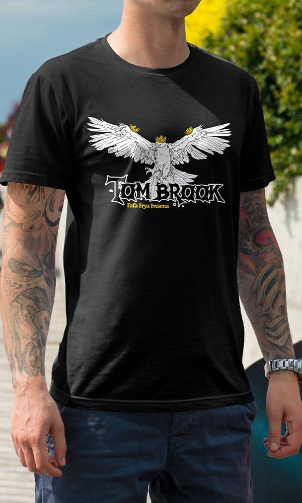 Man sieht einen Mann mit einem T-Shirt vom Ostfriesland Merchadise