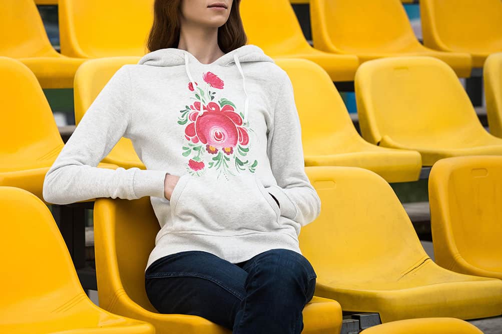 Man sieht eine Frau mit einem Hoodie vom Ostfriesland Merchadise