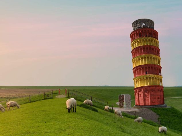 Auf diesem Bild sieht man den Schiefen Turm von Pisa, gestellt auf den Platz vom Ottoturm (Leuchturm) in Pilsum